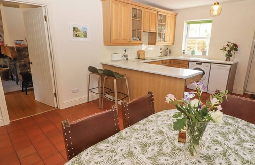Llanarthney Cottage | CLEARBROOK LODGE, pet friendly, with open fire in Llanarthney