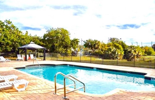 Clearwater Condo | Clearwater Rustic Beach Condo 2 B|R fits 4 to 6 PPL