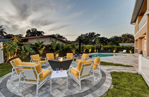 Clearwater Villa | Clearwater Villa 6 BR, Heated Pool, Mini Golf, 4K Projector Lounge Theatre