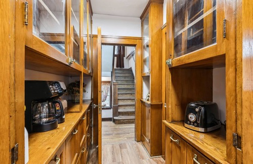 Cleveland House | Cleveland Castle- Unbeatable proximity to CWRU, UH, & The Best of the East Side