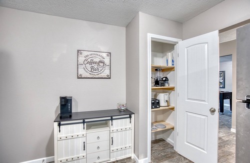 Voth House | Click Now 20% Off Spindletop House 4 bedroom 3 bath & Gameroom! 🎩🎲💰🏦💸