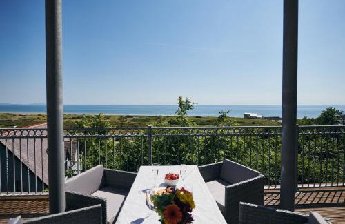 Pendine Apartment | Cliff Haven- Spectacular sea views from balcony, pets go FREE