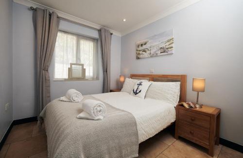 Pendine Apartment | Cliff Haven- Spectacular sea views from balcony, pets go FREE