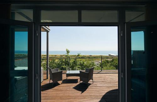Pendine Apartment | Cliff Haven- Spectacular sea views from balcony, pets go FREE