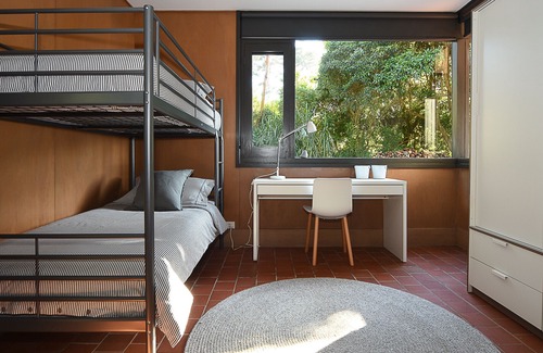 Flinders House | Cliff top, iconic modernist 60 s home with absolute beachfront