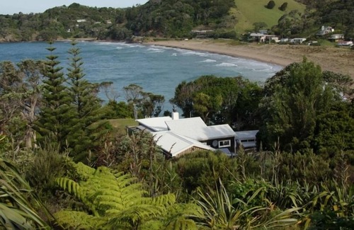 Matapouri House | Cliff top stunningly located original bach