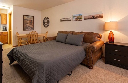 Rimrock Apartment | *Cliff View Apts #3*King Bed*Private Balcony*