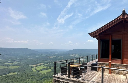 Menlo Cabin | Cliffside 1BR Cabin | Unique | Luxury | Romantic | Modern | Hot Tub & Stunning Views | Lookout Mtn