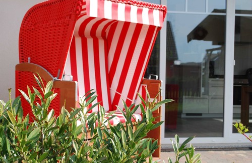 Nienhagen Apartment | Cliffside accommodation, WLAN, terrace, washing machine