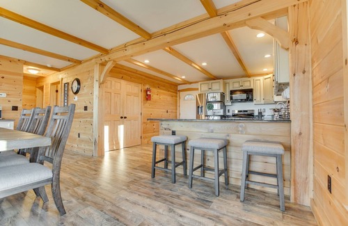 Woodland Cabin | Cliffside Cabin | HOT TUB, Pickleball, Fire Pit + More!