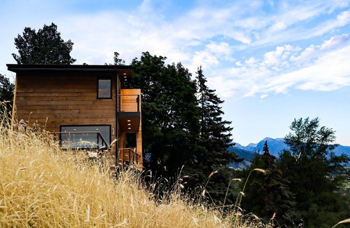 Holladay Cottage | Cliffside haven to take your breath away!