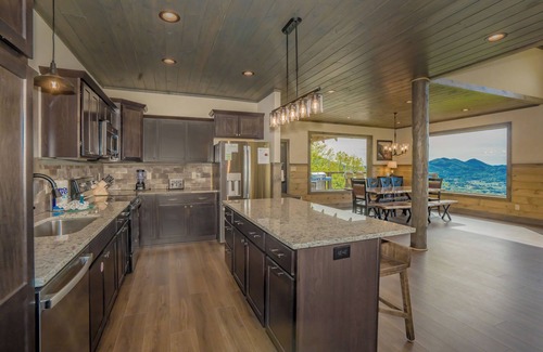 Gatlinburg - Pigeon Forge Cabin | Cliffside Scenic Splendor: Indoor Pool, Mtn Views, Theater, Games, Hot Tub, Wifi
