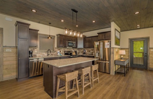 Gatlinburg - Pigeon Forge Cabin | Cliffside Scenic Splendor: Indoor Pool, Mtn Views, Theater, Games, Hot Tub, Wifi