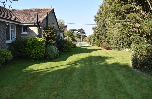 Totland Bay Cottage | 'Cliffway', a peaceful cottage, own gdn, SEA VIEW, 5min walk beach/restaurants