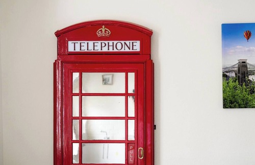 Clifton Apartment | Clifton Banksy Themed Period Flat, Parking x 1, Garden