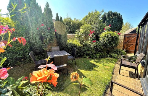 Bourton Cottage | Cloisters Cottage in Bourton-on-the-water With Off Road Park For Two Cars