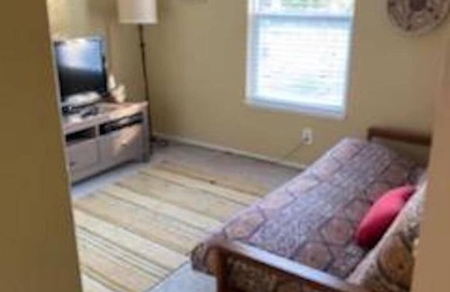 Davis House | Close in Quiet & Comfortable Home on 100+ Acres - Horse Ranch