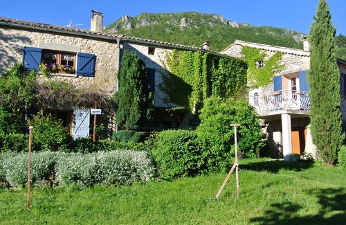 Chateauneuf-Miravail Cottage | Close the skylight the sunflowers
