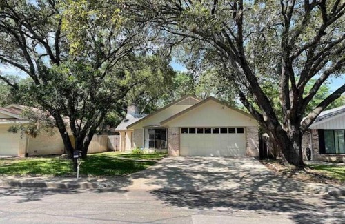 Hidden Creek House | Close to 6 Flags Airport & Downtown 3BR sleeps 10
