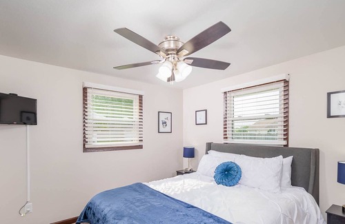 Bellevue House | Close to Aurora Hospital- Short drive to Lambeau