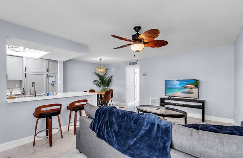 Indian Rocks Beach Condo | 🏖️Close to Beach🌴Public Park Across the Street🐬Indian Oaks #7 - Sandy Toes