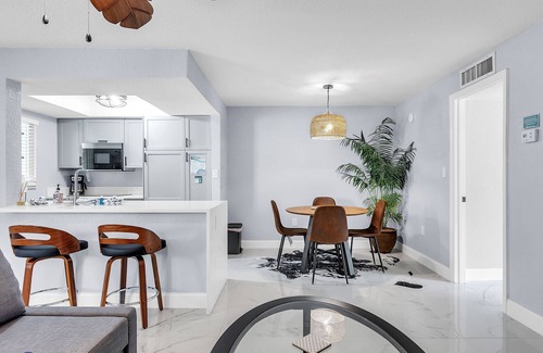Indian Rocks Beach Condo | 🏖️Close to Beach🌴Public Park Across the Street🐬Indian Oaks #7 - Sandy Toes