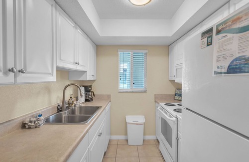 Indian Rocks Beach Condo | 🏖️Close to Beach🌴Public Park Across the Street🐬Indian Oaks #15 - Sun and Fun
