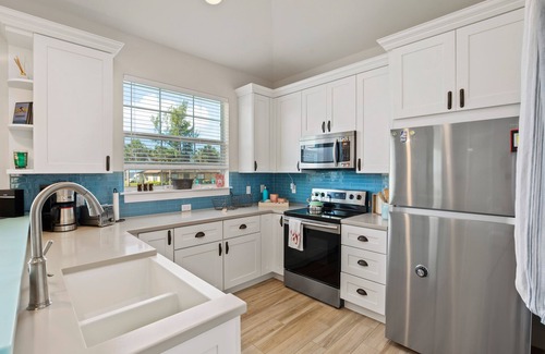 Naples House | Close to beaches, Boaters Paradise, Pickleball, Spa, Free Wifi! At Naples Bay