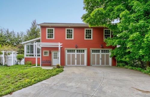 Douglas House | Close to Beaches, Downtown Douglas, & Saugatuck! - Lower Coastal Carriage House