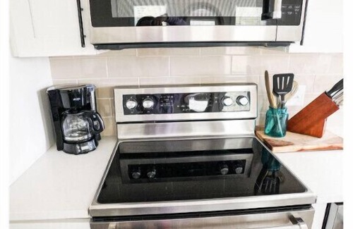 Freeport Cottage | Close to beaches, minutes away from 30An10J Deluxe Cottage