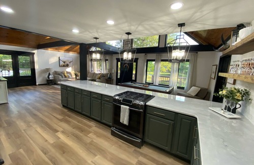 Hampstead House | Close to Beaches, Renovated, Self Check-In & Firepit