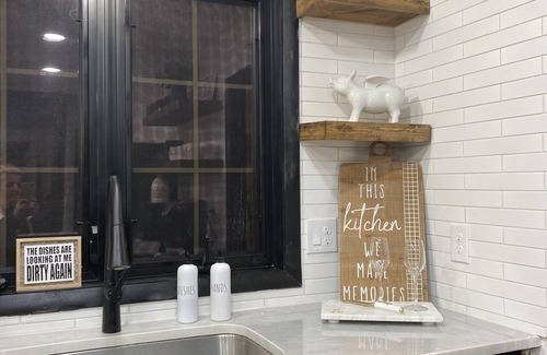 Hampstead House | Close to Beaches, Renovated, Self Check-In & Firepit