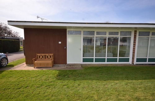 Stalham Ski Chalet | Close to Broads,WIFI,heated,2 Bed,Seasonal Swimming Pool, No Pets.