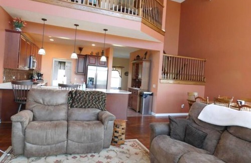 Rushville House | Close to Canandaigua and Finger Lakes. Near wineries and breweries/HOT TUB