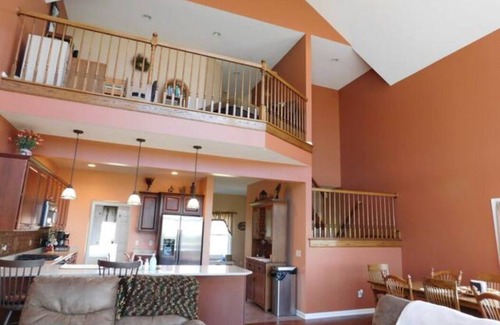 Rushville House | Close to Canandaigua and Finger Lakes. Near wineries and breweries/HOT TUB