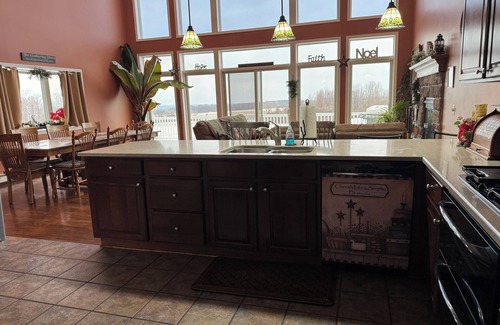 Rushville House | Close to Canandaigua and Finger Lakes. Near wineries and breweries/HOT TUB