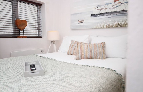 Penarth Apartment | Close to Cardiff 2 bed Spacious Apartment sleeps 8! Walk to the sea!