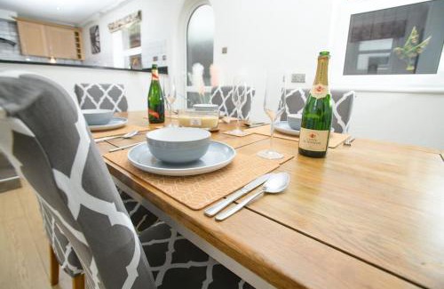 Lincoln House | Close to castle + Parking for 4 Cars