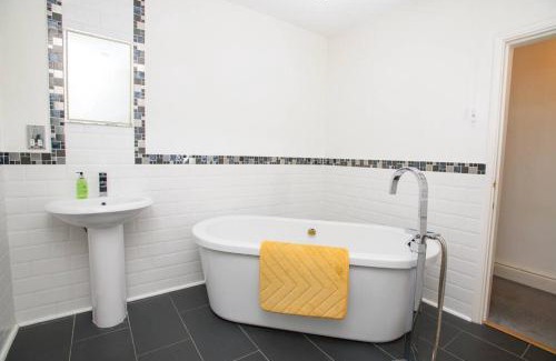 Lincoln House | Close to castle + Parking for 4 Cars