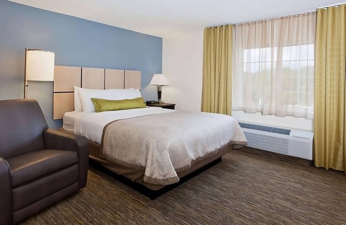 Ashley Oaks Hotel | Close to Concord Park! Dog-friendly Suite with Private Kitchen! Parking, Gazebo!