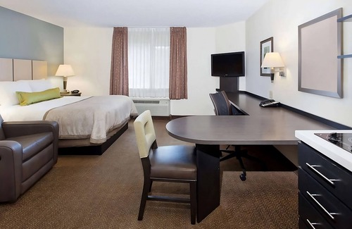 Ashley Oaks Hotel | Close to Concord Park! Pet-friendly Suite with Private Kitchen! Parking, Gazebo!