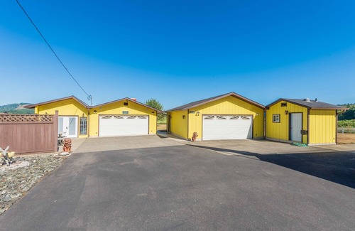 Norway House | Close to Coquille River, Bandon Dunes, centrally located in the county -hot tub!