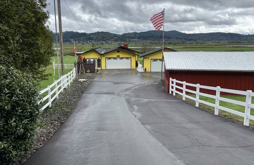 Norway House | Close to Coquille River, Bandon Dunes, centrally located in the county -hot tub!