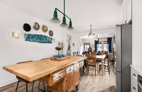 Maxwell House | Close to Downtown Nashville | Walk to Food, Bars | Single Level Home | King Beds