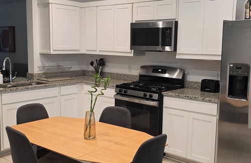 Northeast Houston House | Close to Dowtown. Charming 3-bedroom house with WiFi, AC in awesome Houston