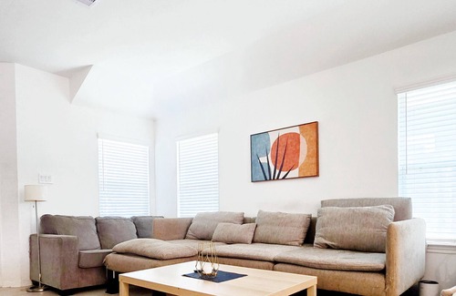 Northeast Houston House | Close to Dowtown. Charming 3-bedroom house with WiFi, AC in awesome Houston