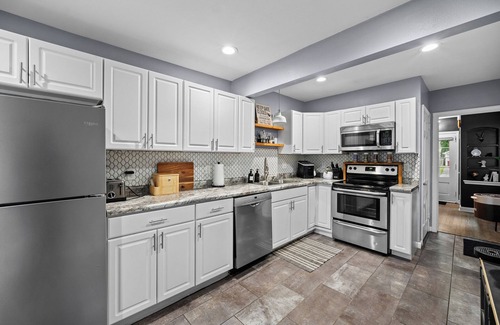 Waveland Park House | Close to Drake/Downtown - Filled With Amenities, Pet Friendly, Hot Tub, Theater!