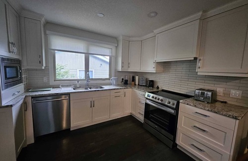 Northwest Calgary House | Close to DT- fully equipped Bungalow. Perfect for seniors, families, and peers.