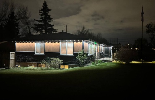 Northwest Calgary House | Close to DT- fully equipped Bungalow. Perfect for seniors, families, and peers.