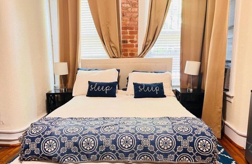 Adams Morgan Bed & Breakfast | Close to everything Efficiency!